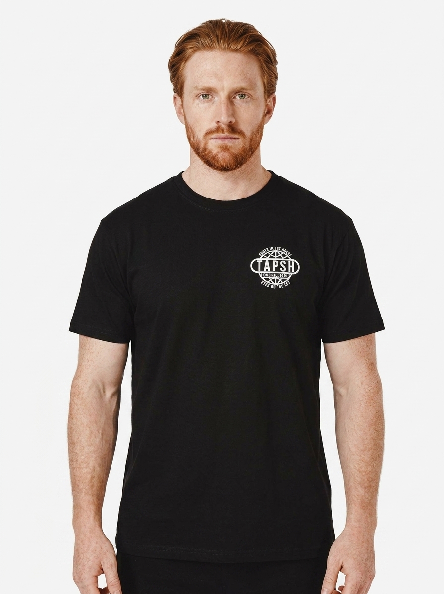 TAPSH Globe Tee — Schwarzes T-Shirt mit Globe Logo